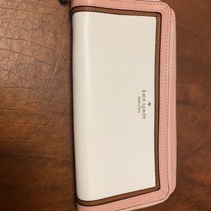 Kate spade wristlet.  Brand new never used.